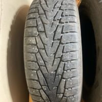 1 pneu(s) HIVER usagé(s) Nokian 245/65R17  10/32 clouté(s)  **
