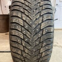 1 pneu(s) HIVER usagé(s) Nokian 255/40R21  10/32 clouté(s)