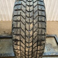 1 pneu(s) HIVER usagé(s) Winterforce 215/65R16  8/32