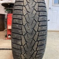 1 pneu(s) HIVER usagé(s) Nokian 205/65R16  6/32 clouté(s)
