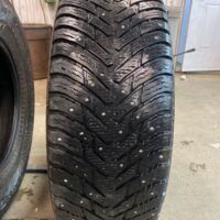 1 pneu(s) HIVER usagé(s) Nokian 265/70R17  8/32 clouté(s)