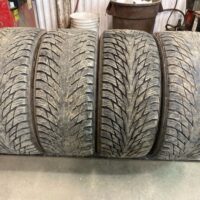 4 pneu(s) HIVER usagé(s) Nokian 235/40R18  5/32 et 7/32   Un peu chippé sur les bords vont être bruyant
