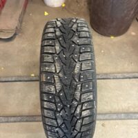 1 pneu(s) HIVER usagé(s) Nokian 205/60R16  8/32 clouté(s)