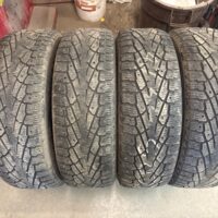 4 pneu(s) HIVER usagé(s) Nokian  LT265/70R17 10E 9/32 et 10/32 clouté(s)  Manque plusieurs clous