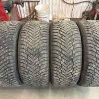 4 pneu(s) HIVER usagé(s) Nokian 275/50R20  8/32 et 10/32 clouté(s)