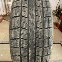 1 pneu(s) HIVER usagé(s) Centara 235/40R19  10/32